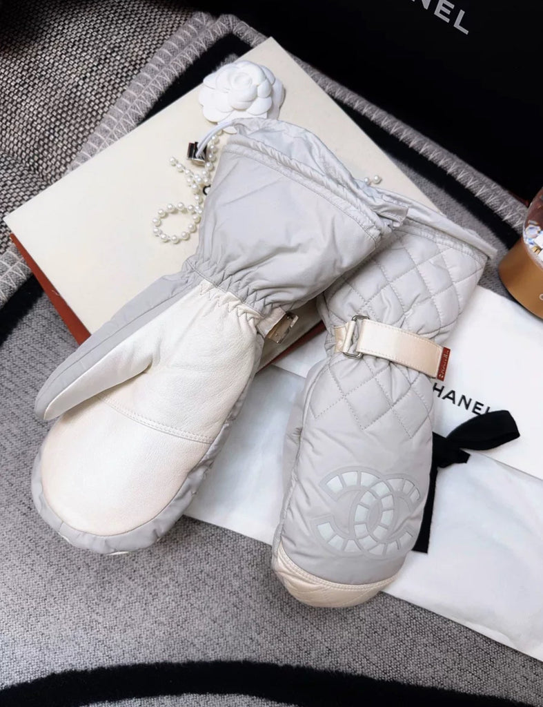 Chanel 21N ski gloves
