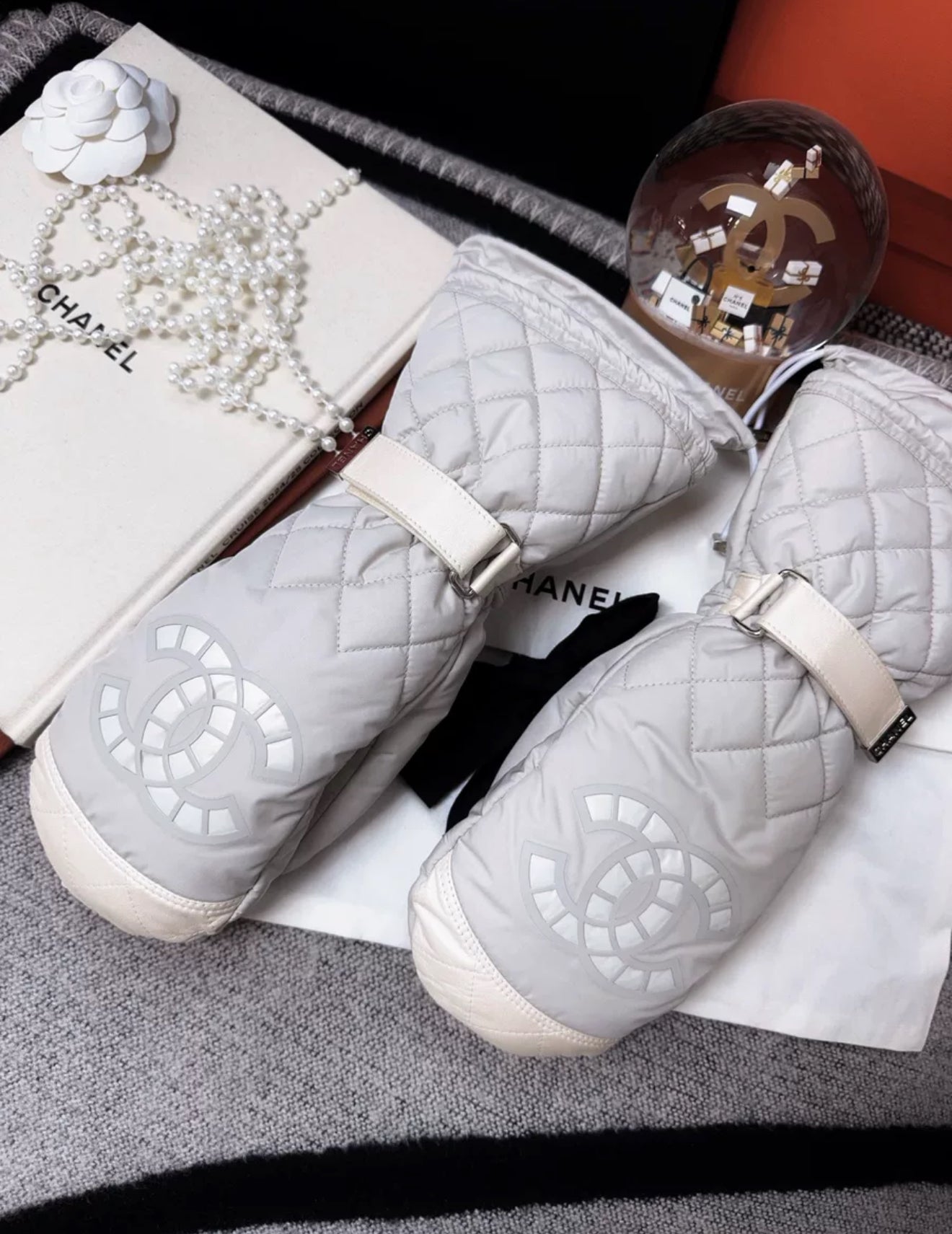 Chanel 21N ski gloves