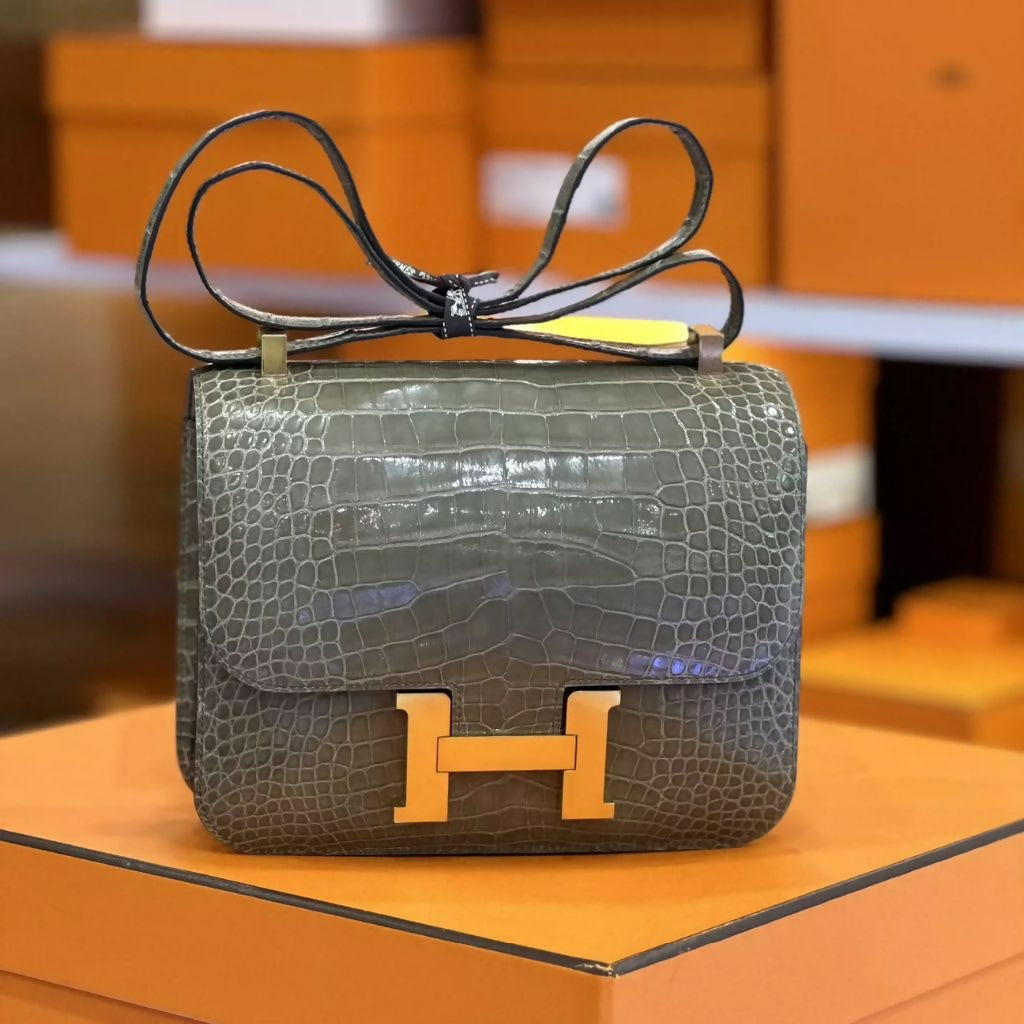 Hermès Constance 24 Gris Tourterelle shiny Crocodile leather with Gold Hardware