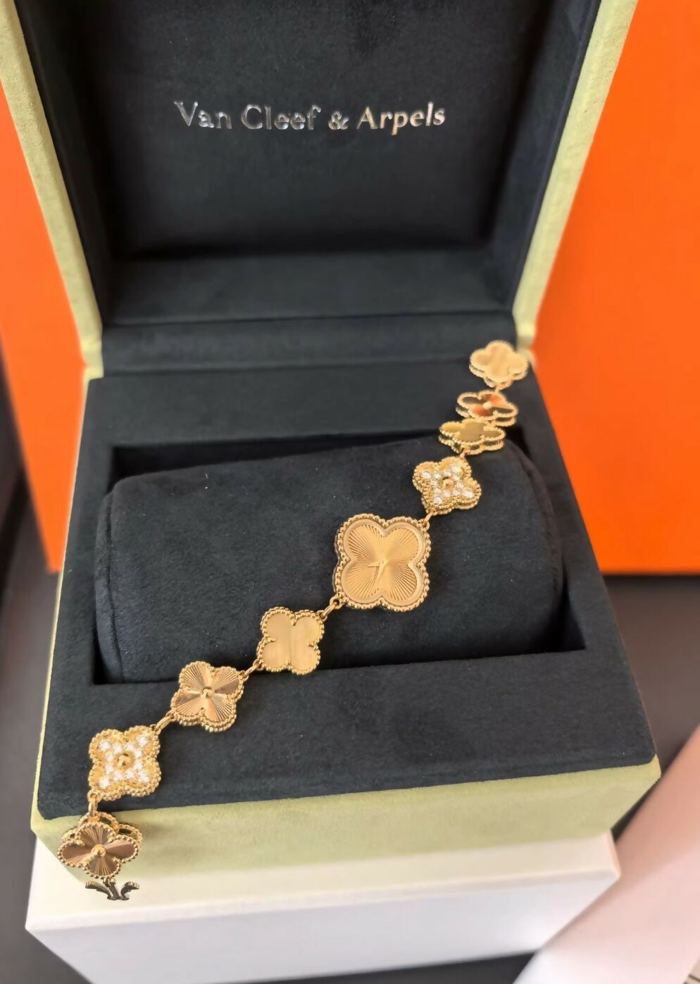 VCA Van Cleef & Arpels Sweet Alhambra watch 18K gold, Diamond