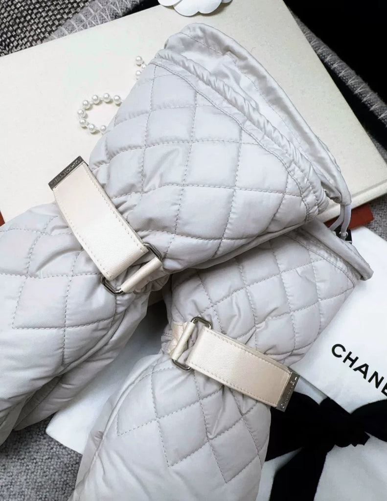 Chanel 21N ski gloves