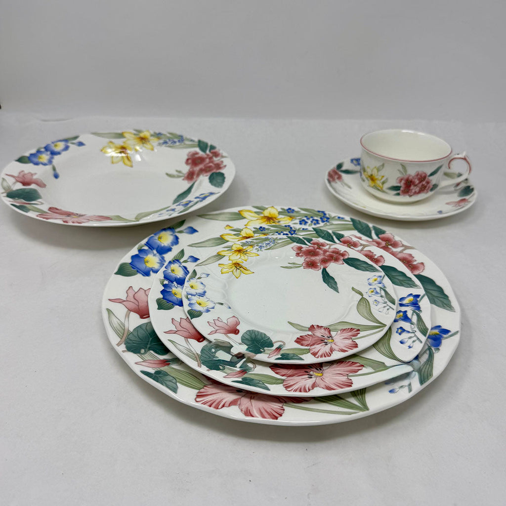 38 Pcs, 6-6PC Place Setting, Flora Bella Villeroy & Boch.+ 2 Serving Pieces