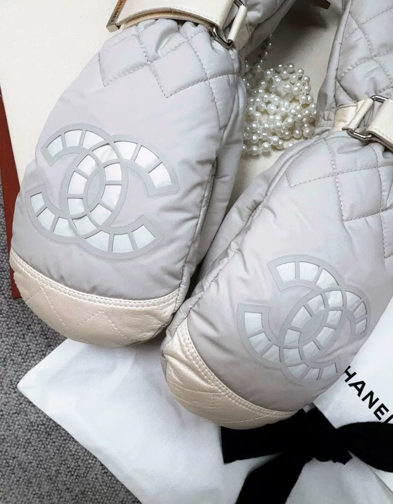 Chanel 21N ski gloves