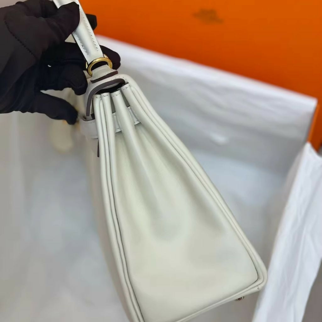 Hermès Kelly 25 Nata Swift Leather with Gold Hardware