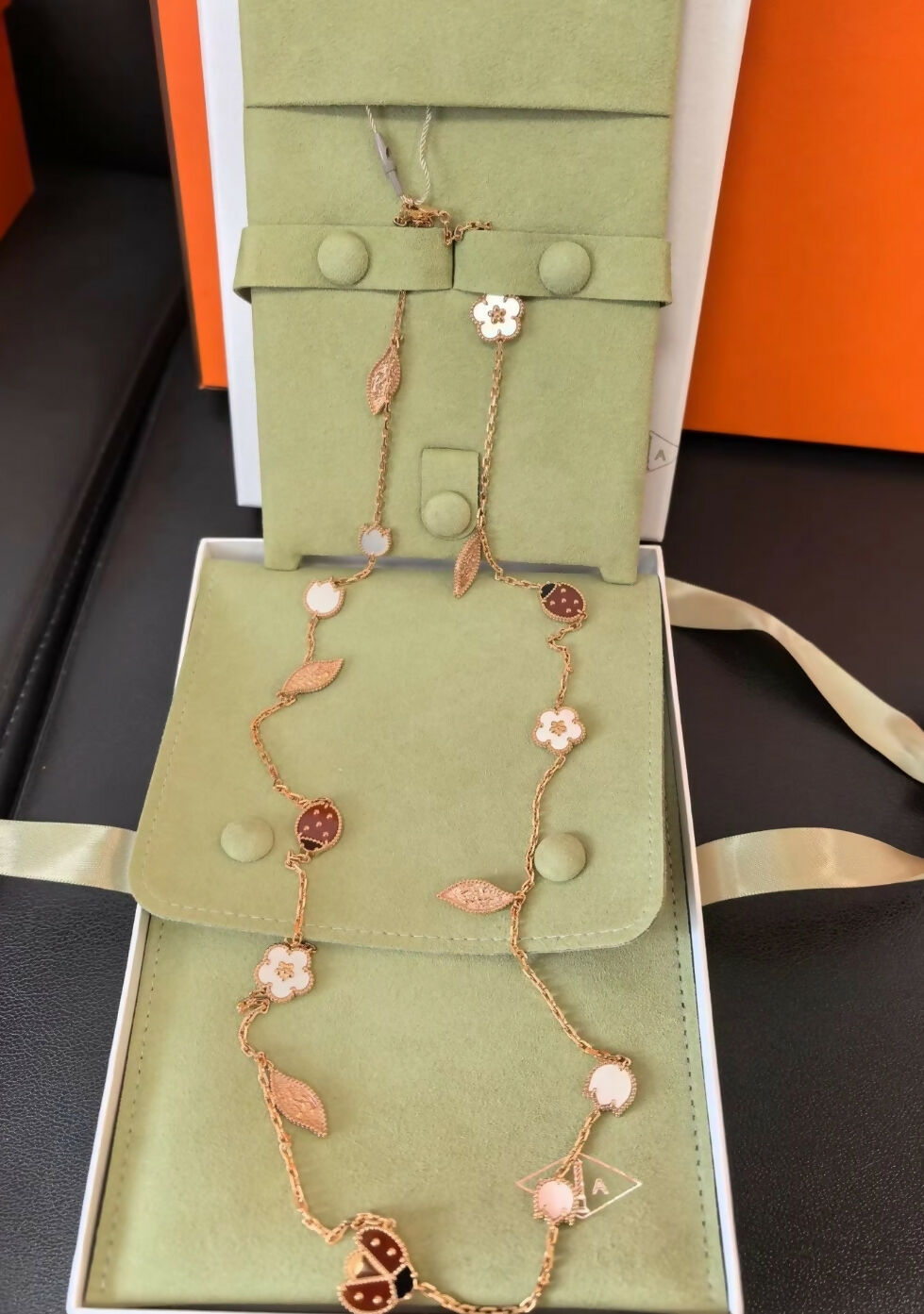 VCA Van Cleef & Arpels Lucky Spring long necklace, 15 motifs
18K rose gold, Carnelian, Mother-of-pearl, Onyx